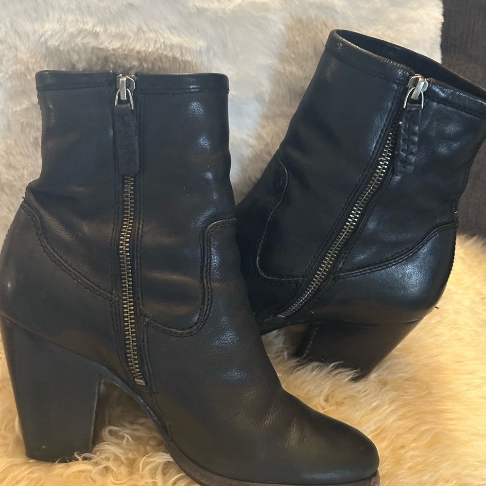 FRYE Patty Artisan Leather Black Ankle Booties Size 7